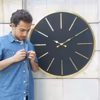 ساعت دیواری چوبی بلوط مدل آبوجا (Abuja) قطر 90  رنگ مشکی طلایی با موتور تایوانی