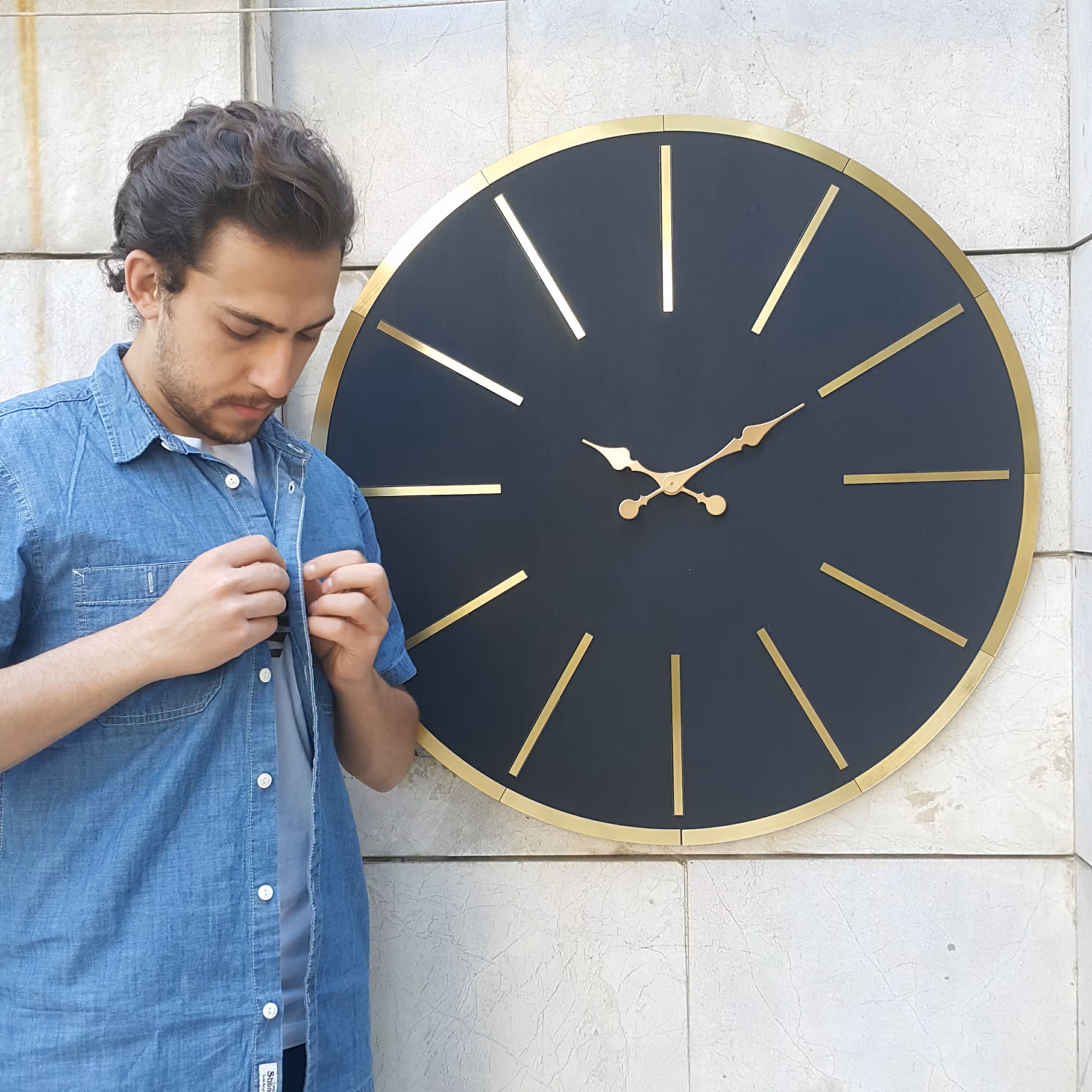 ساعت دیواری چوبی بلوط مدل آبوجا (Abuja) قطر 90  رنگ مشکی طلایی با موتور تایوانی