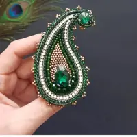 سنجاق سینه جواهردوزی بوته جقه سبز