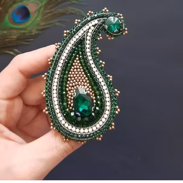 سنجاق سینه جواهردوزی بوته جقه سبز