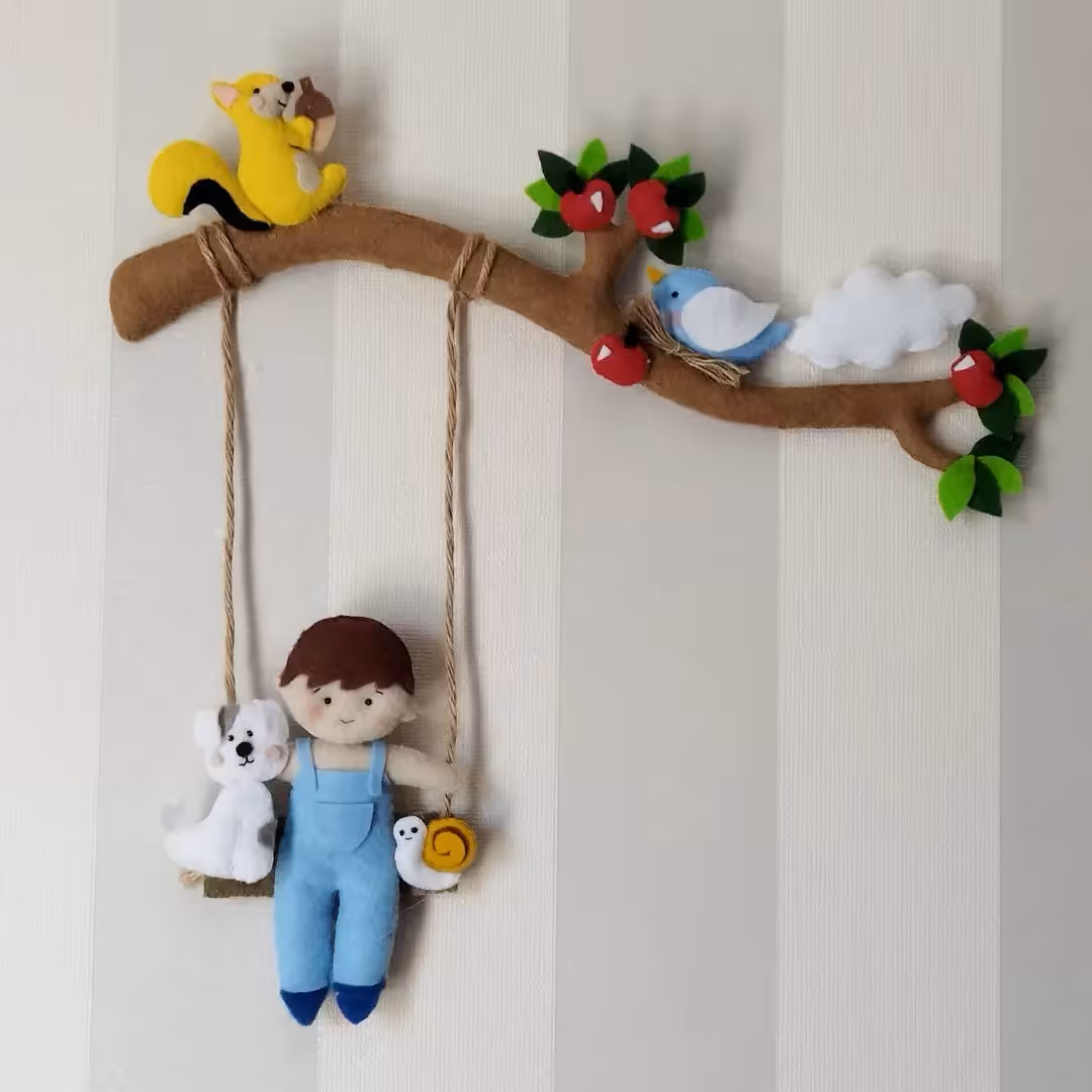 آویز در نمدی طرح تاب و پسر