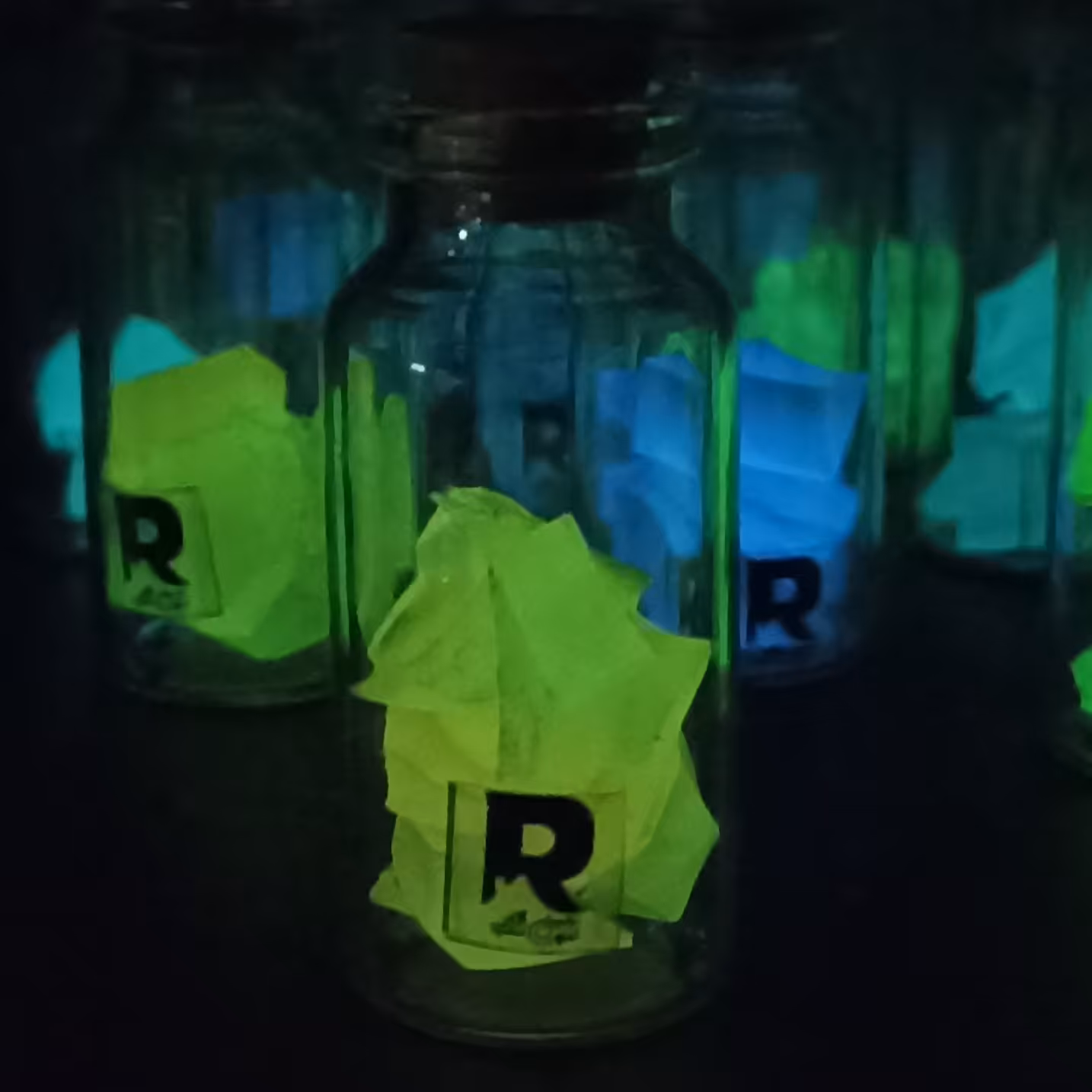 بطری اتاق خواب شب تاب پر شده با سنگ زرد فلورسنت