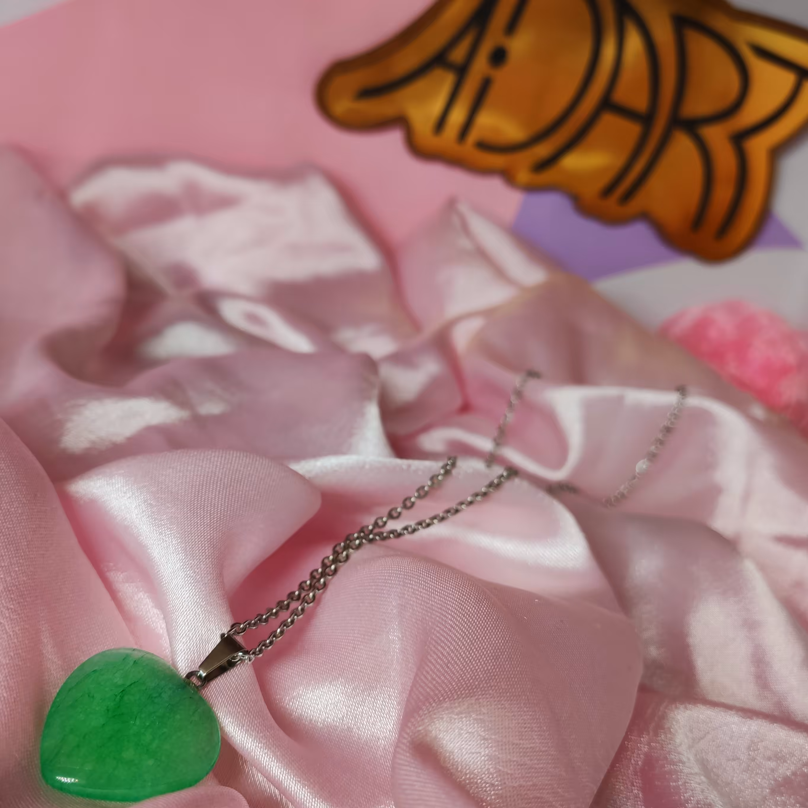 گردنبد آویز سنگ جید سبز  براق همراه با زنجیر استیل  نقره ای 