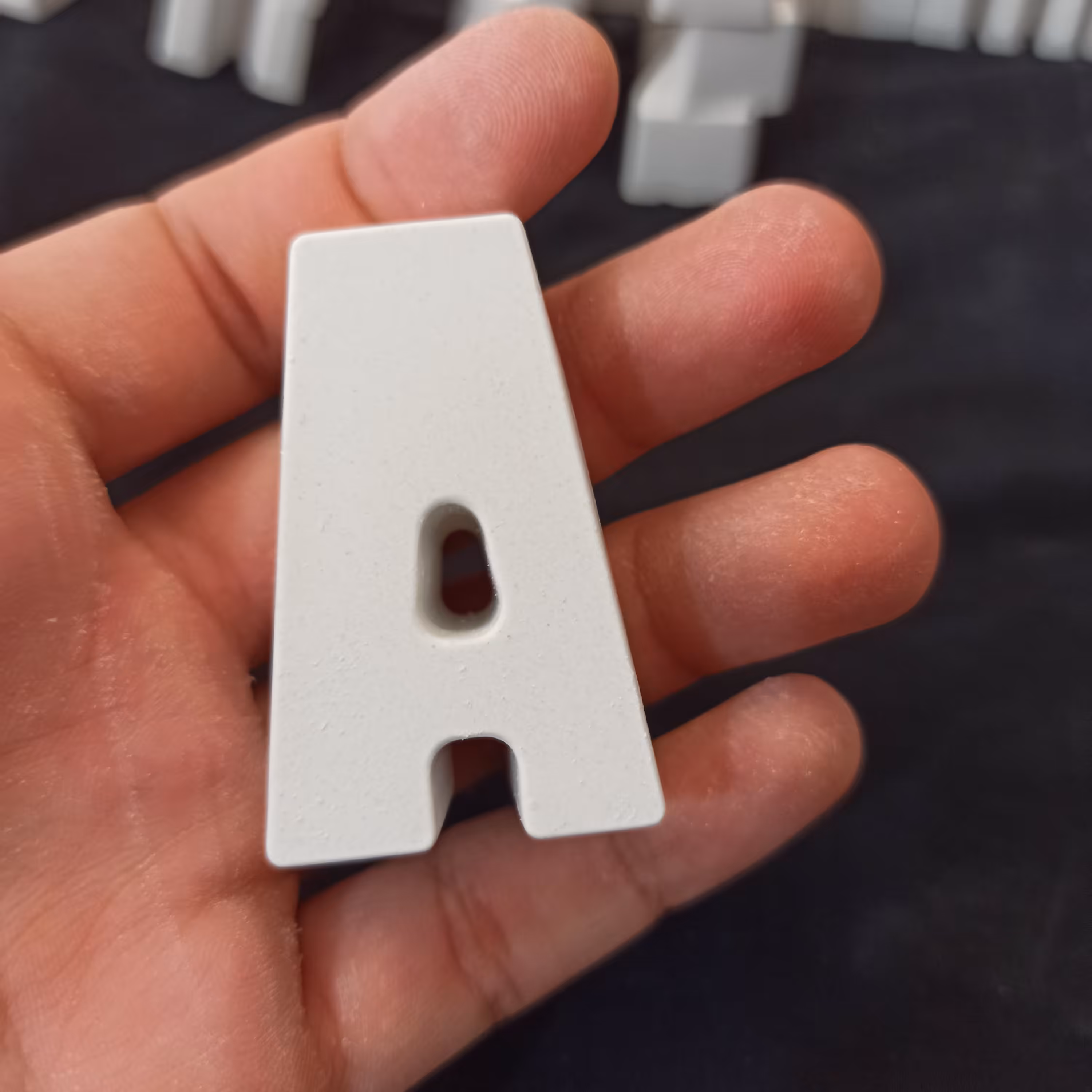 بیس خام حرف A ، فونت ساده 5 سانتی متری ، جنس بتنی سنگی ، ضخامت 2 سانتی متر