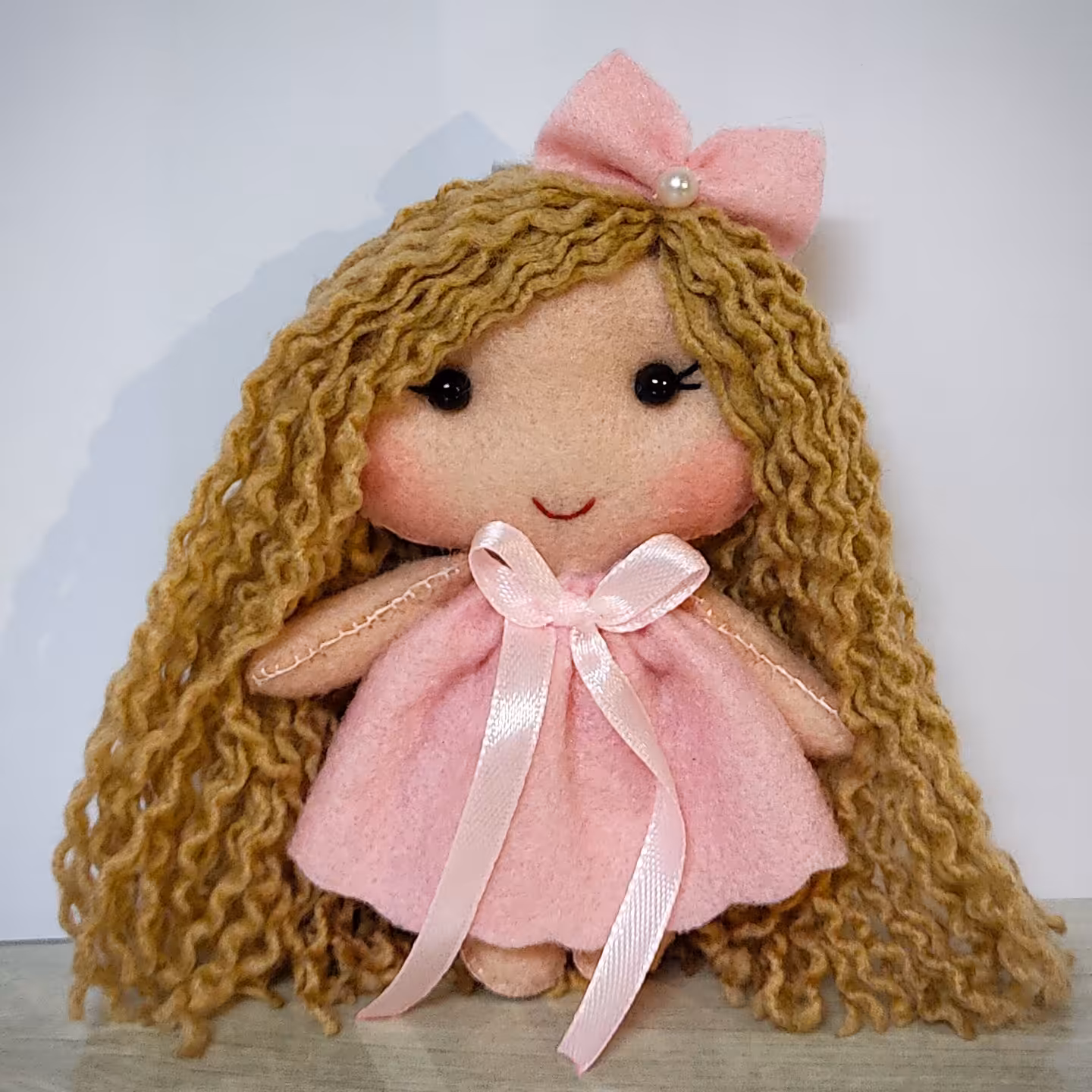 عروسک نمدی وروجک دختر صورتی