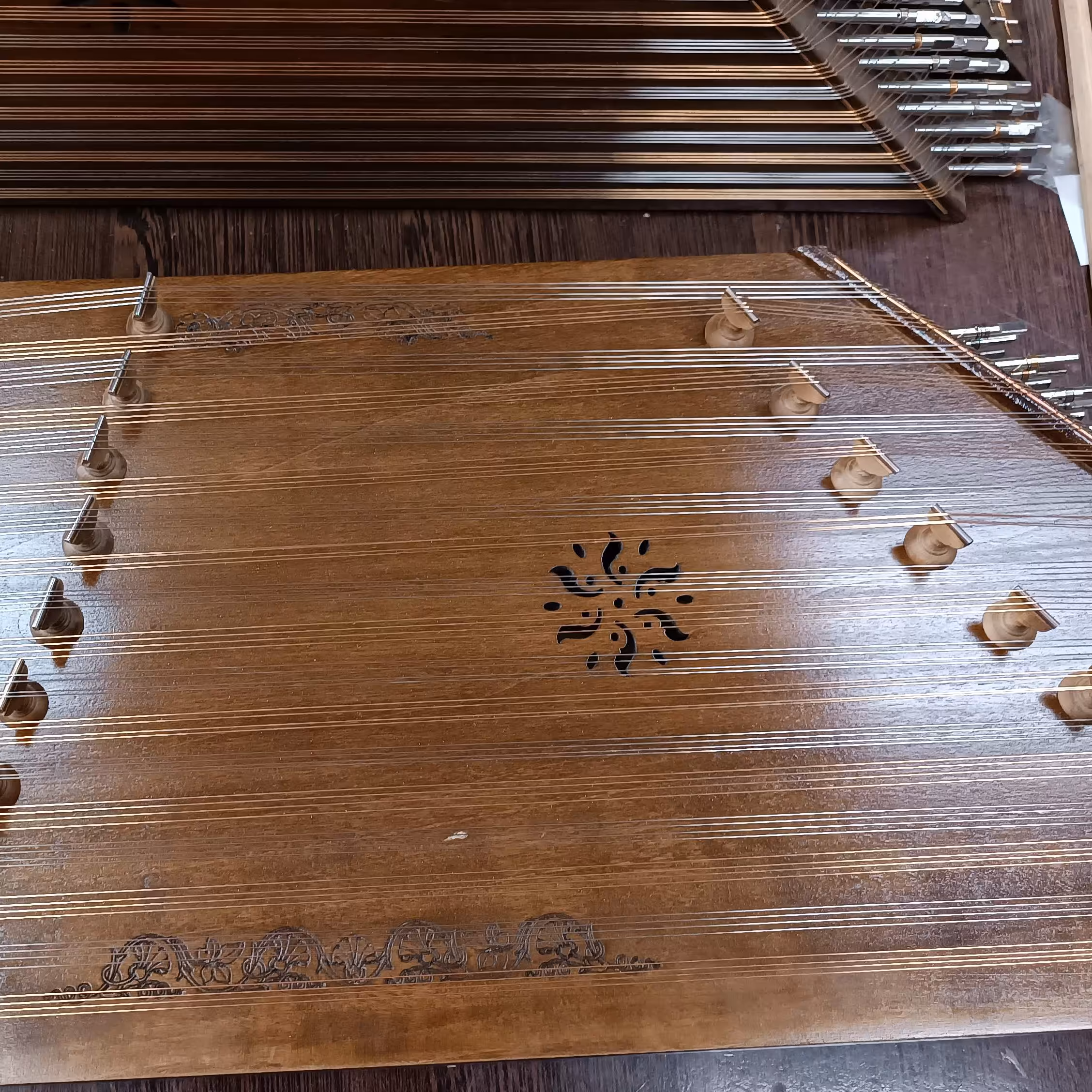 سنتور همراه میز سنتور و کتاب و لوازم 