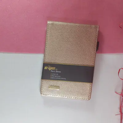 دفترچه یادداشت خبرنگاری سیمی (فنری) جلد چرمی،دارای جای خودکار  ،رنگ طلایی متالیک مارک کلیپس خط دار (مشکی)
