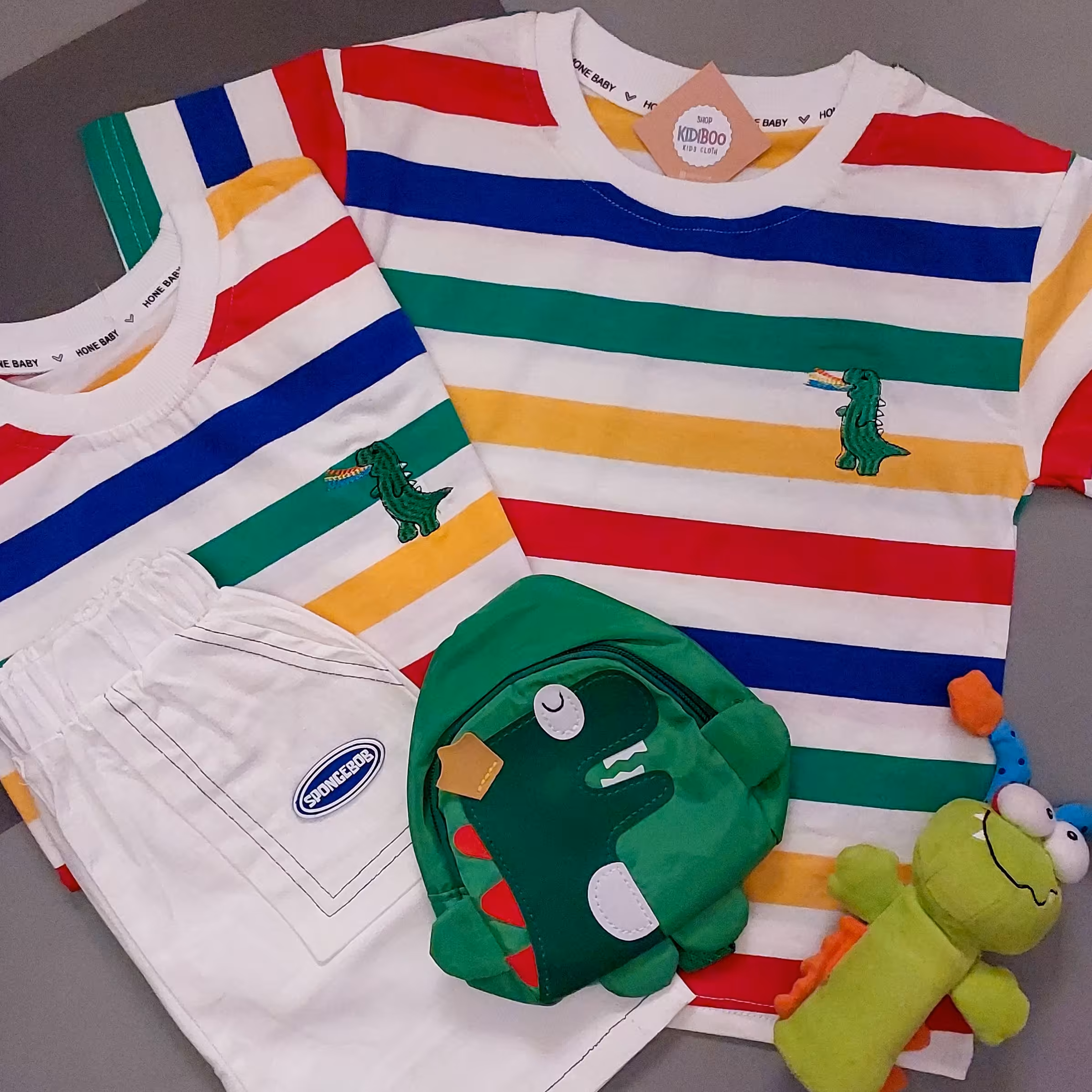 ست لباس بچگانه وارداتی پسرانه تیشرت نخ پنبه وشلوارک کتان به همراه کیف دوشی سایز3 و4