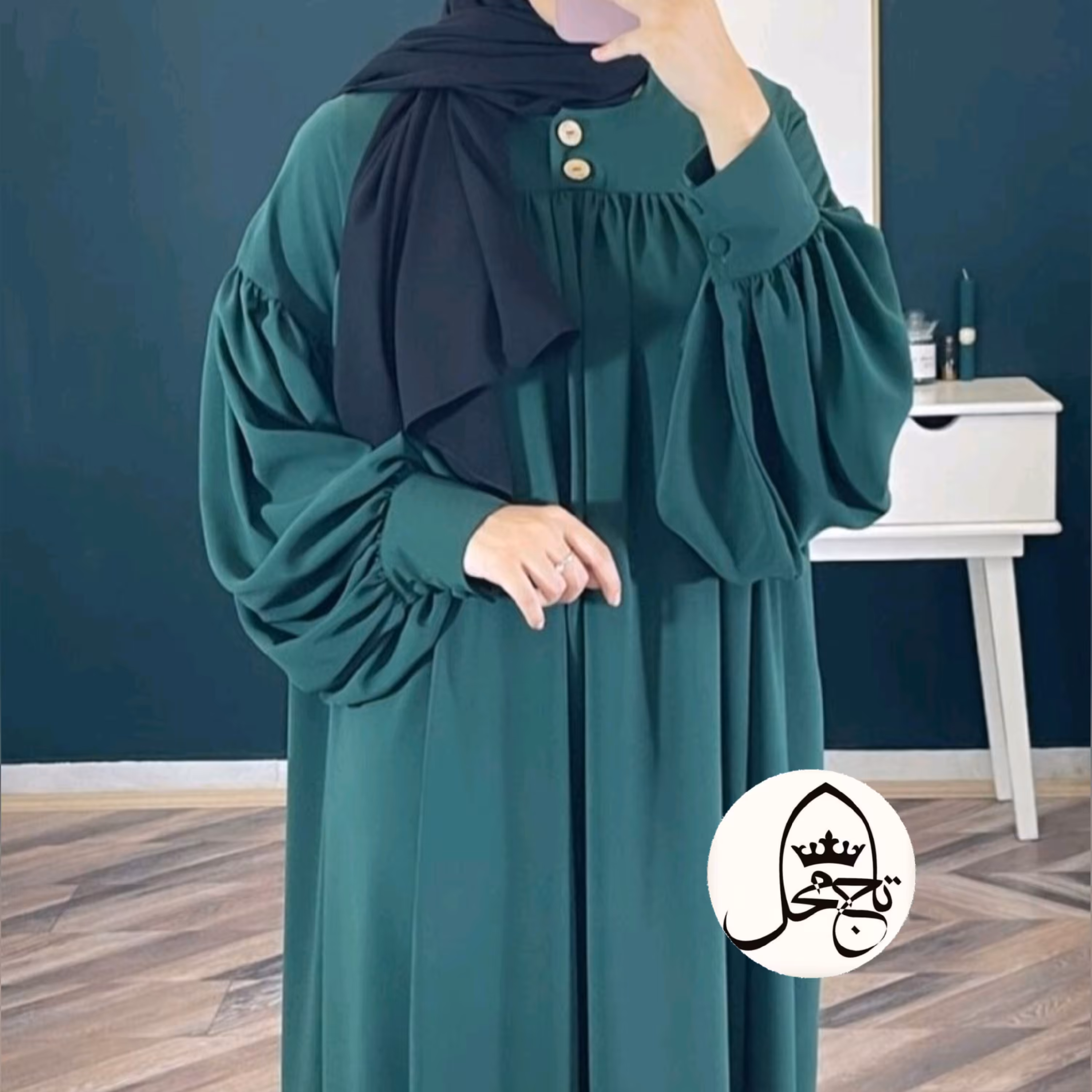 عبا  مانتو عبایی بسیار  خوشگل  و شیک  مناسب برای اداره و مجالس  سایز فری  سایز می باشد و در قد 130 تا 145