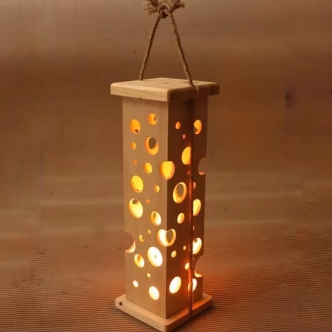 فانوس آویز  مناسب دیوار اتاق خواب مناسب محل دلخواه برای دکور  مناسب آتلیه ها  ر ستوران و،،،رنگ طبیعی  چوب