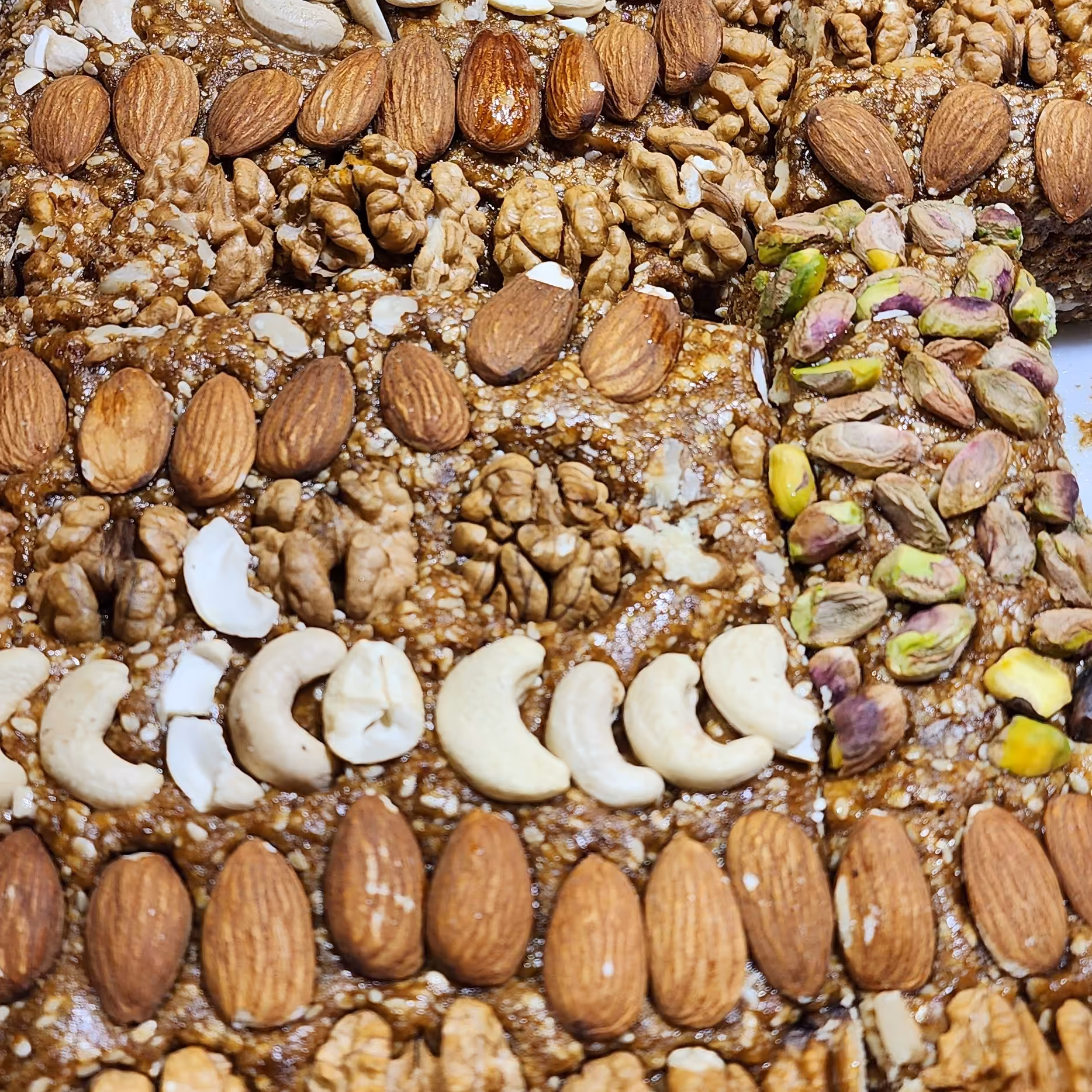 حلوا معجون (بمب موشکی ویژه)با تزئین آجیل تبریز