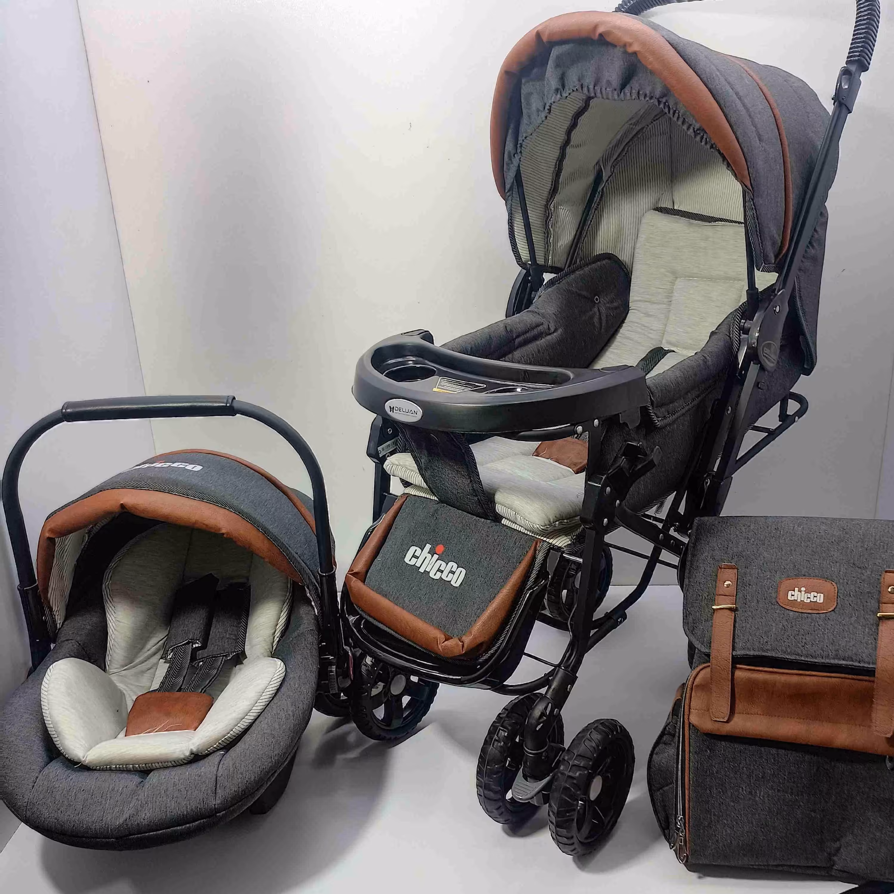 سرویس کالسکه چهار تکه چیکو  با اسکلت ارابه شامل کیف کوله  .کالسکه  روروئک یوگی و کریر 