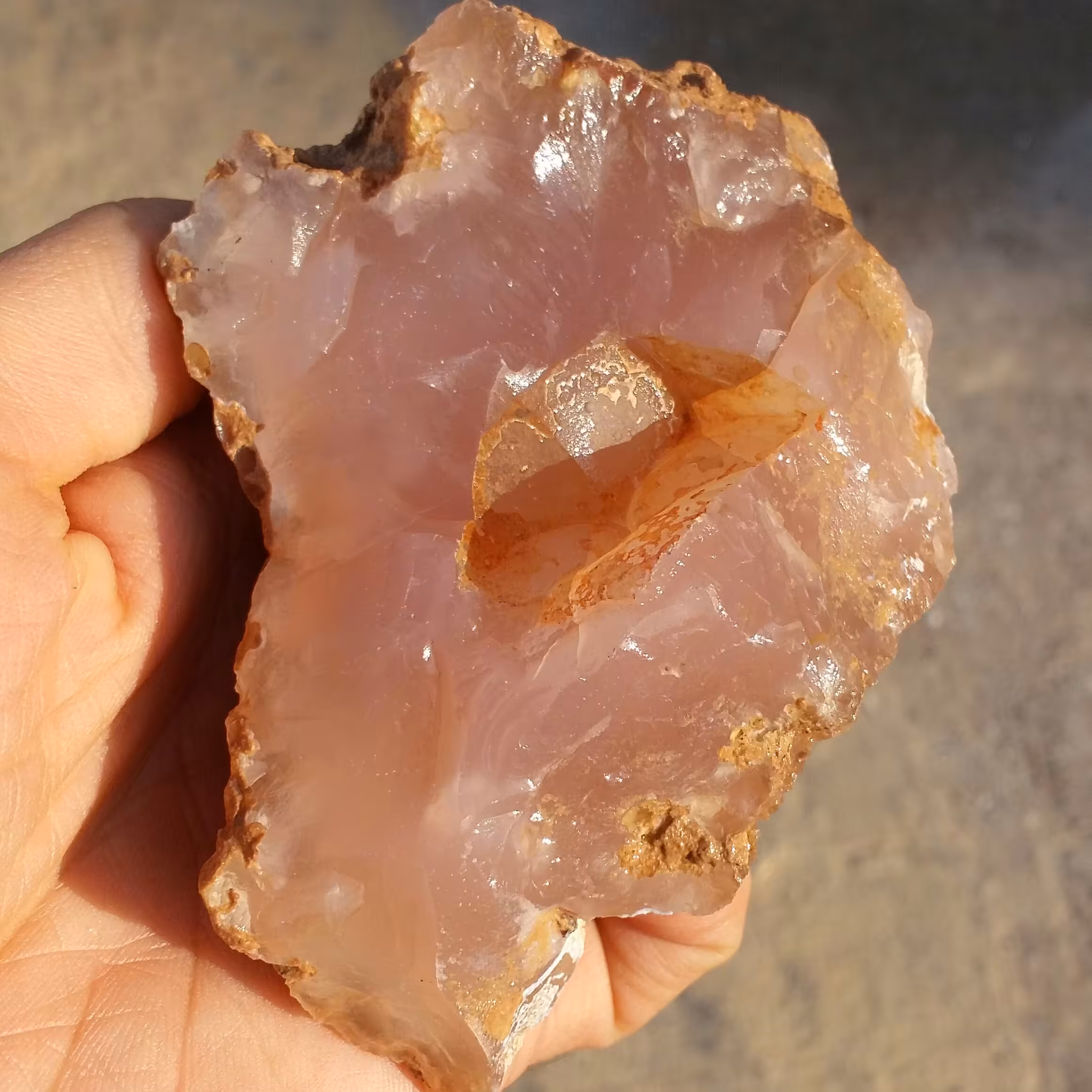 سنگ راف عقیق صورتی بسیار دیدنی و کمیاب شاهکار خلقت کاملا طبیعی
با قابلیت ساخت چندین نگین قیمتی
کد 8166