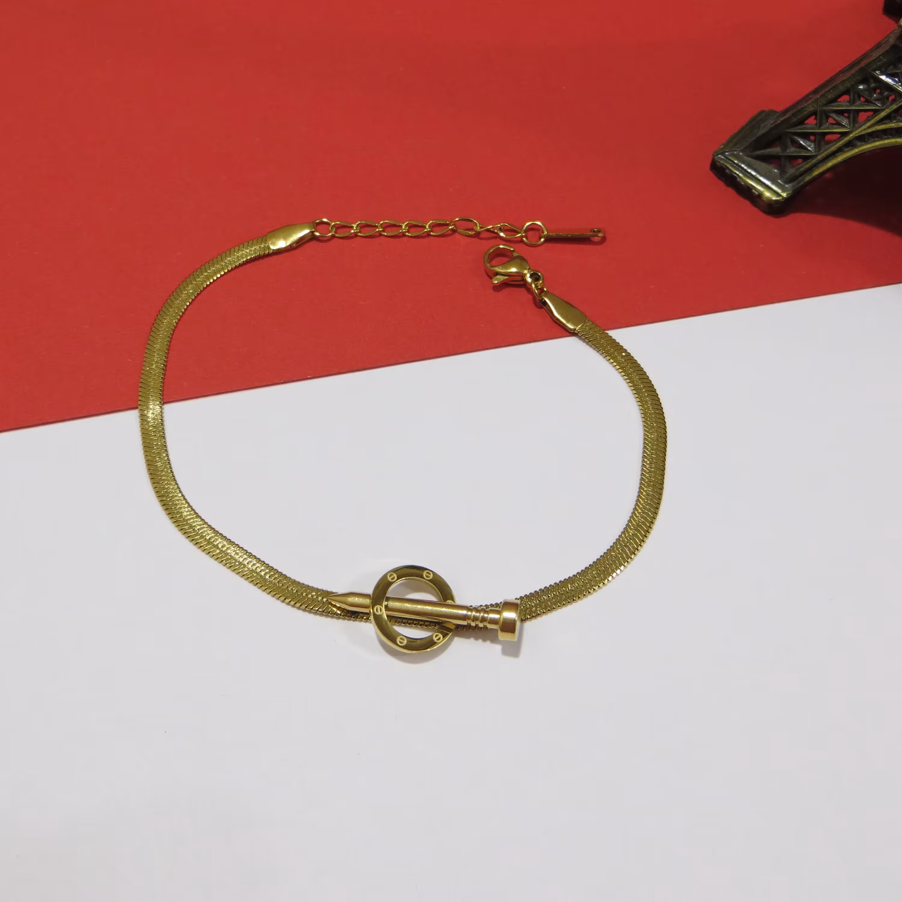 دستبند استیل  طرح ماری ظریف جذاب و شیک و بسیار با کیفیت و آبکاری قوی و پلاک میخ و دایره