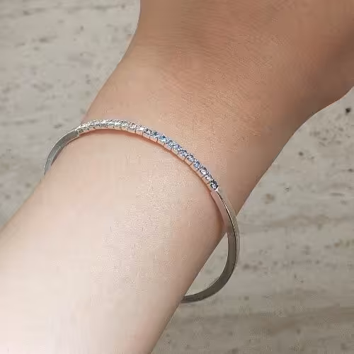 دستبند نقره ای ظریف بنگل جنس استیل همراه با نگین سواروسکی