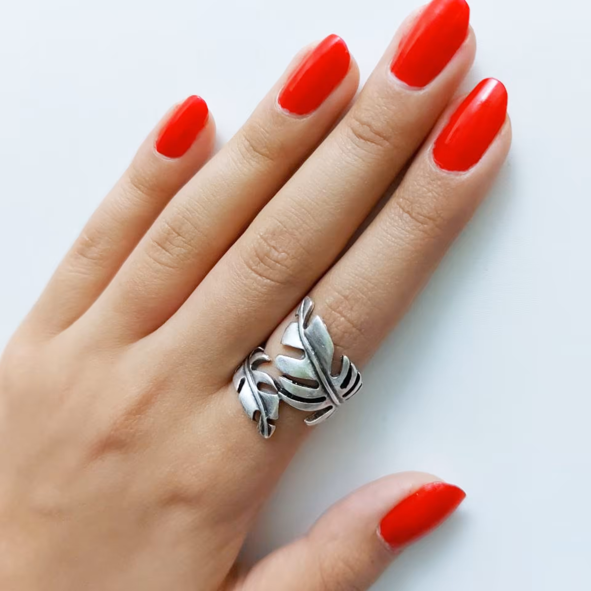 انگشتر ورشو طرح برگ چپ و راستی رنگ نقره ای سایز ثابت 