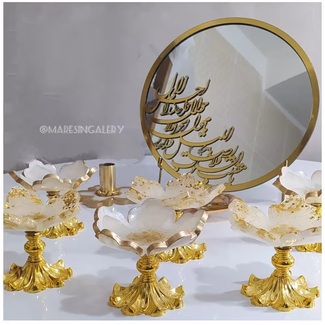هفت سین رزینی قطر 12 سفید وطلایی وبا دوجفت جا شمعی وآینه با استیکر دعای یا مقلب