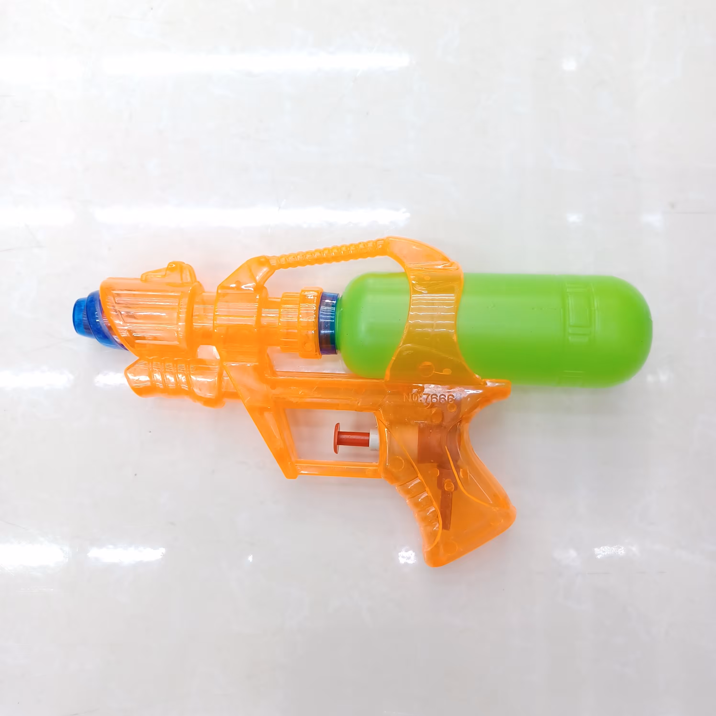 اسباب بازی تفنگ  آب پاش مخزن دار طرح کریستال(طول حدود 20سانت) 