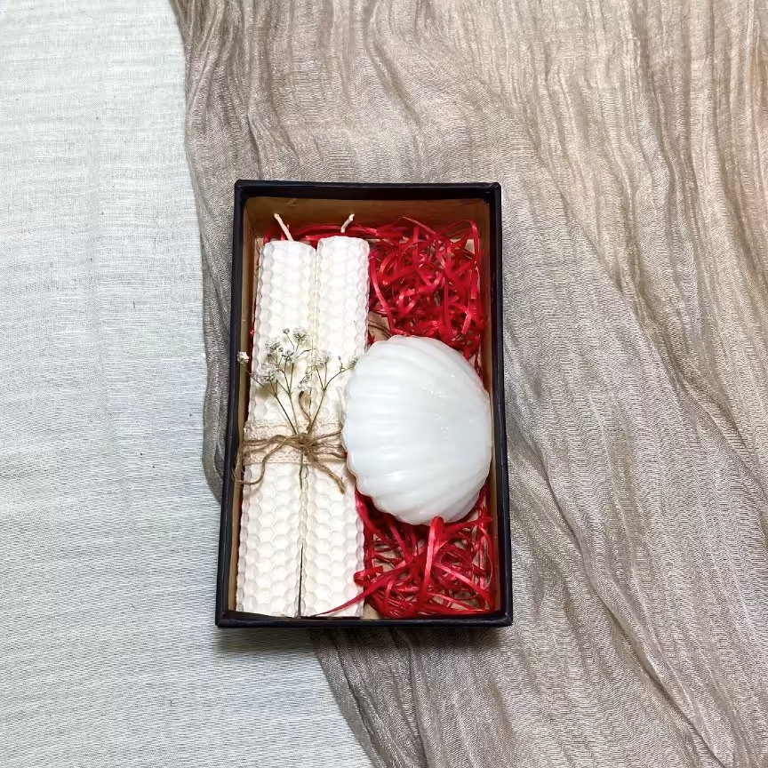 باکس هدیه شامل دو عدد شمع موم عسل و یک شمع صدف با جعبه و بسته بندی شیک