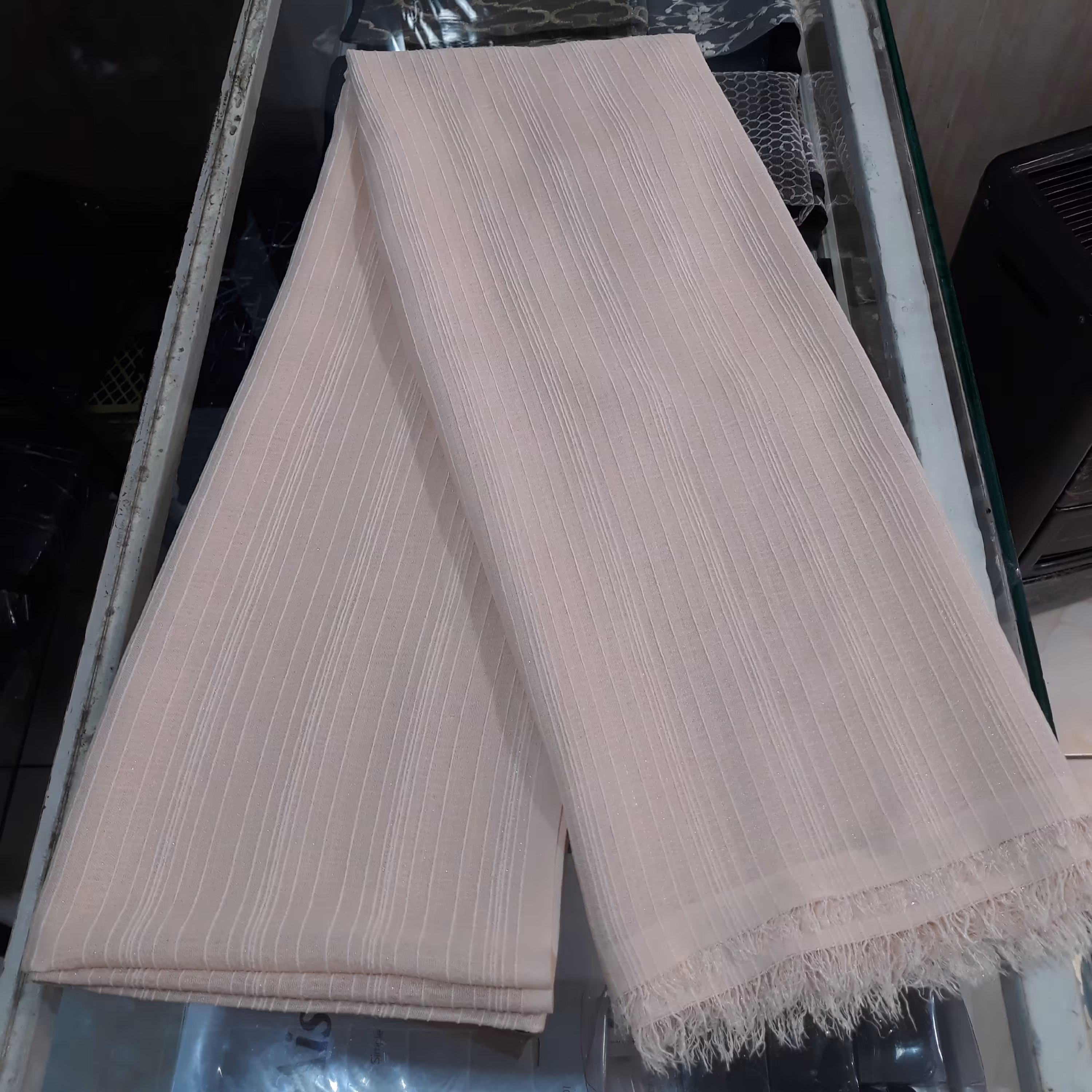 شال مجلسی مخمل میله ای لمه پاییزه رنگ صورتی کم حال کد 1