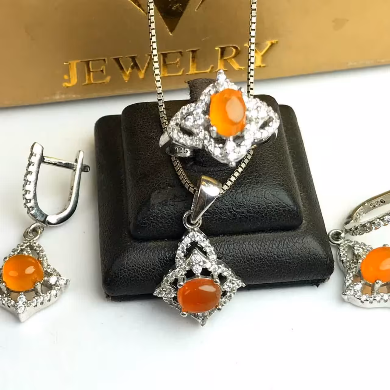 نیمست عقیق یمن اصلی   
عیار نقره 925ارسال رایگان 