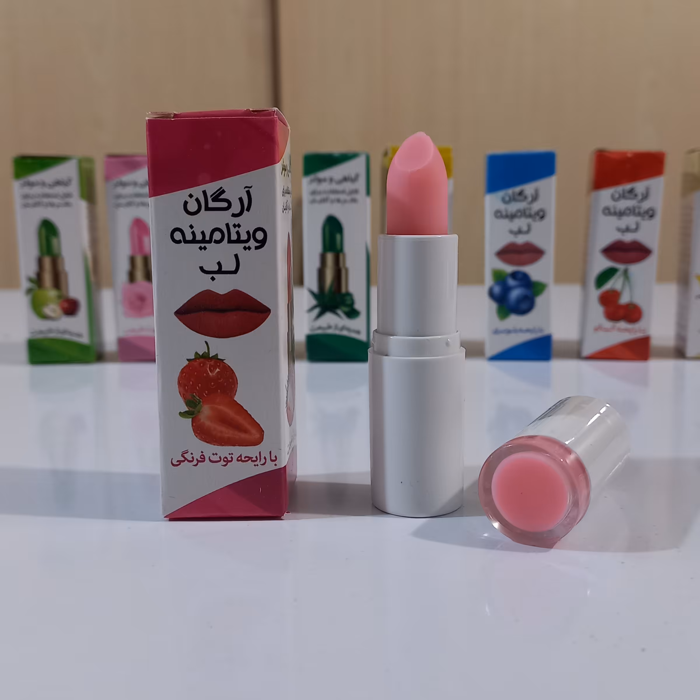 بالم لب طبیعی توت فرنگی مرطوب کننده و نرم کننده