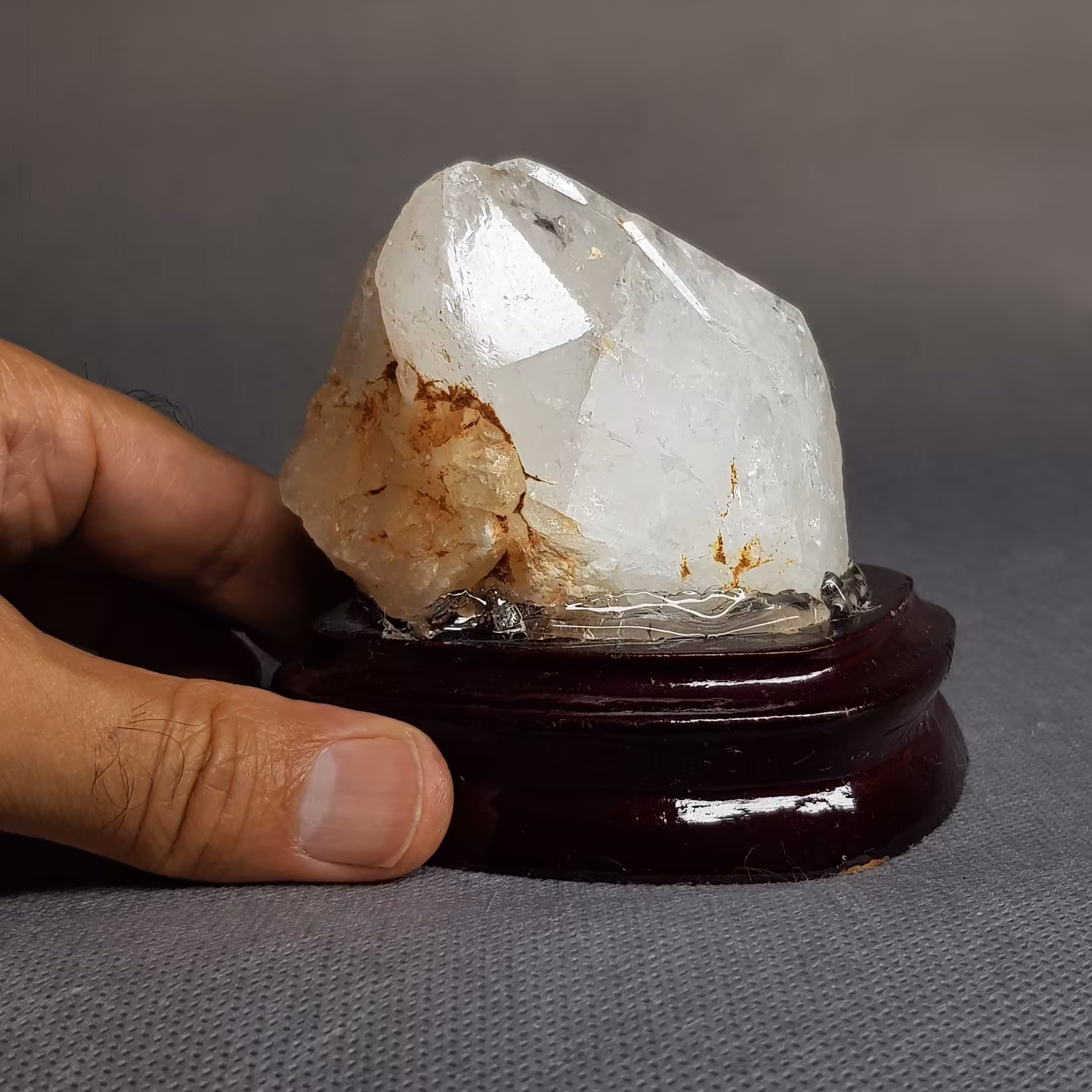 گوهر سنگ کریستال کوارتز یخی نیمه شفاف نصب شده روی پایه کد 9