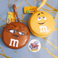 کیف فلزی ام اند امز به همراه یه بسته اسمارتیز شکلاتی ام اند امز