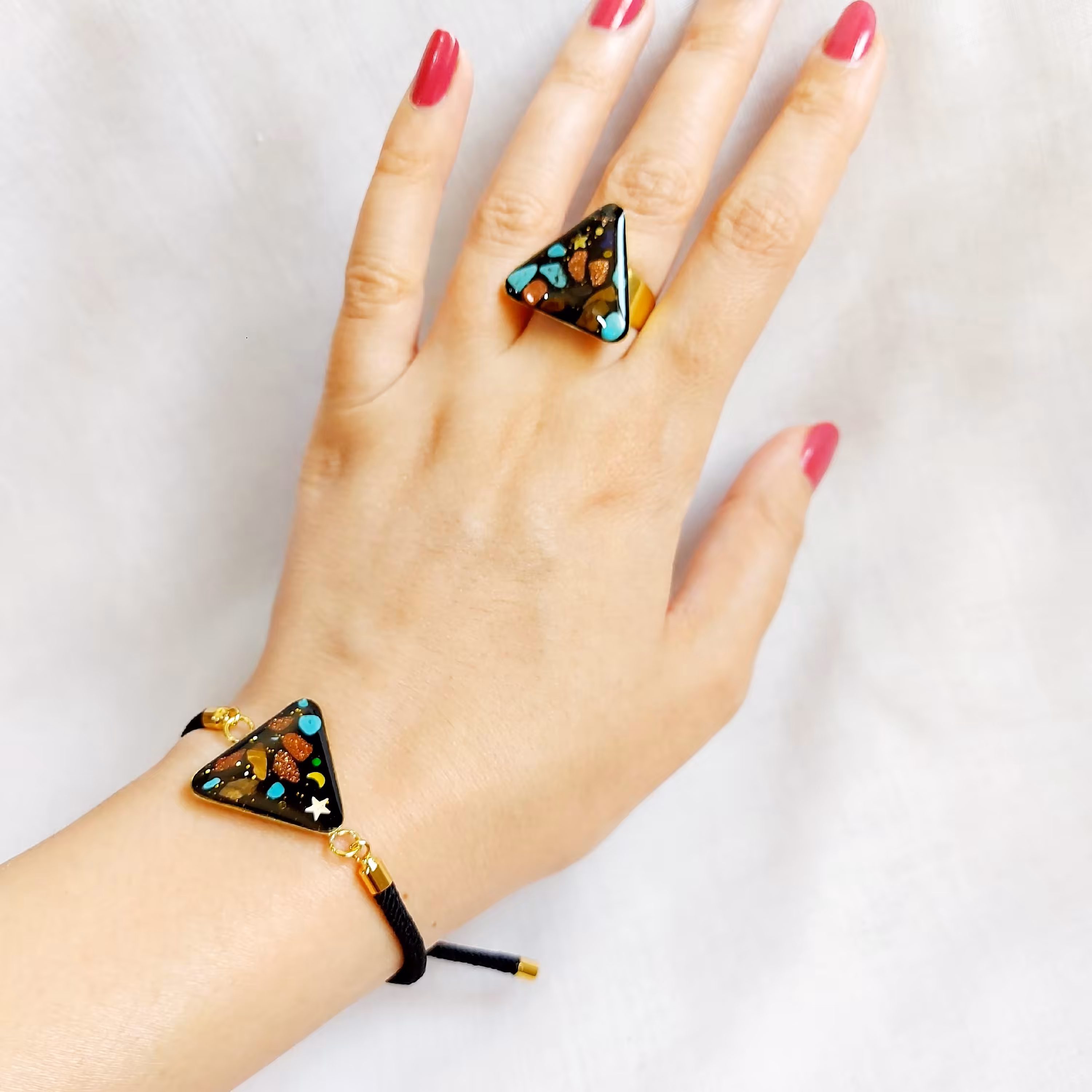 ست دستبند و انگشتر رزینی فیروزه و دلربا مثلثی 