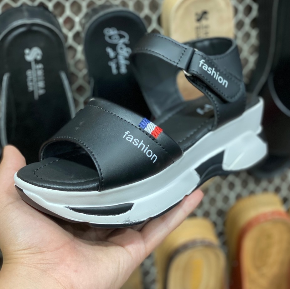 کفش صندل زنانه چسبی مدلfashionتخت لژدارpuو رویه درجه یککف طبی ومقاوم37تا40