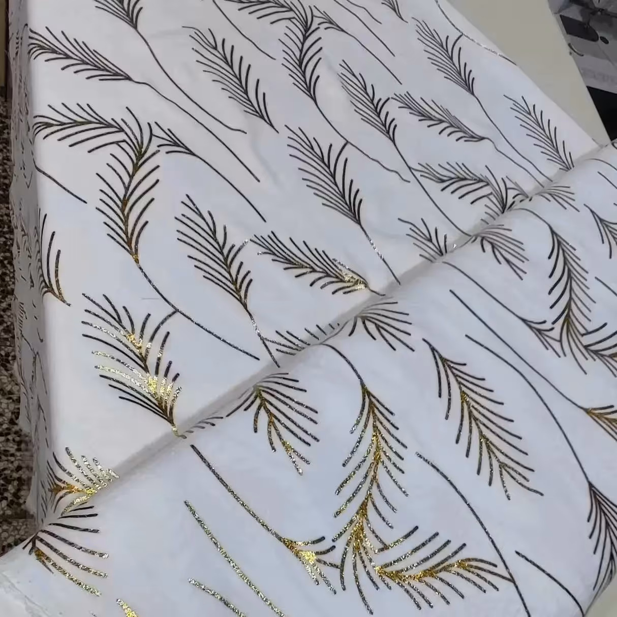 پارچه ابروبادی طلاکوب  سفید 