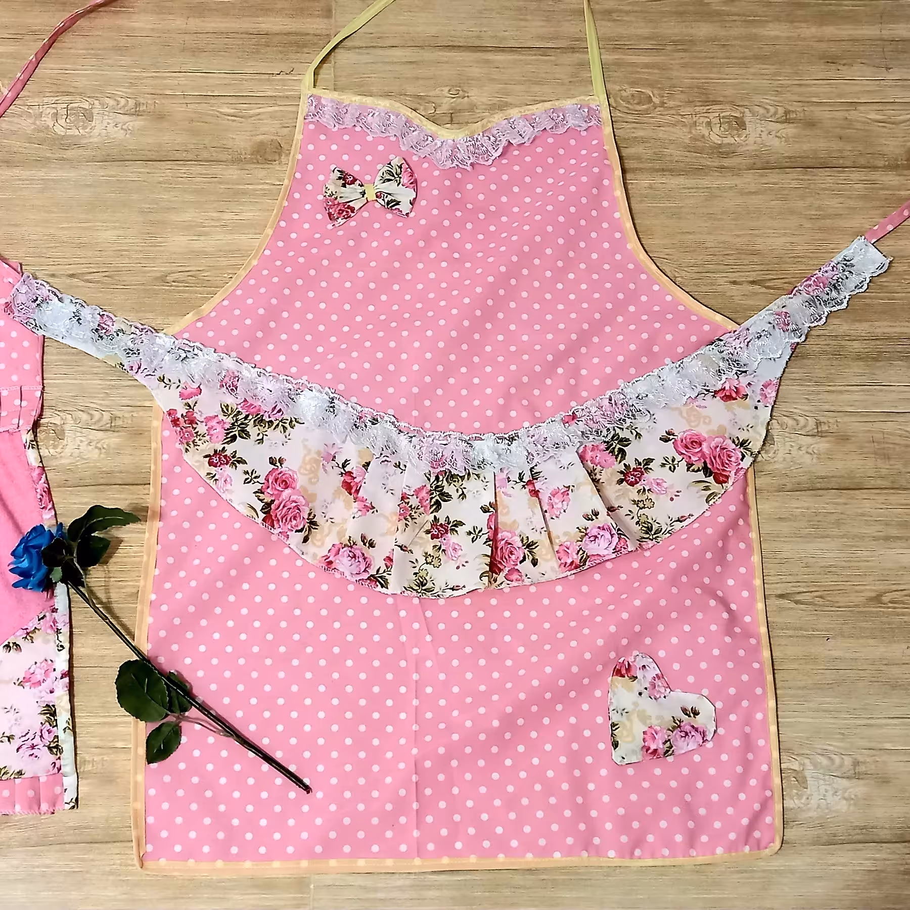 پیشبند زیبا و صورتی جذاب دولایه و دارای لایه ضدآب،بسیار کاربردی وبا قیمت مناسب فقط35000تومان.