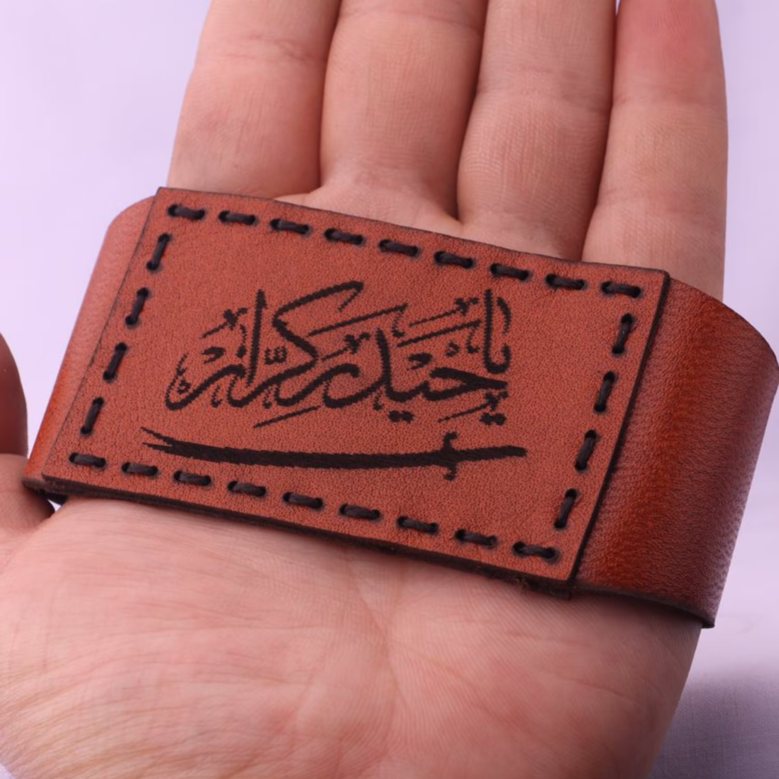 بازوبند مردانه چرم طبیعی گاوی همراه با حرز دست نویس روی پوست آهو بسیار نفیس