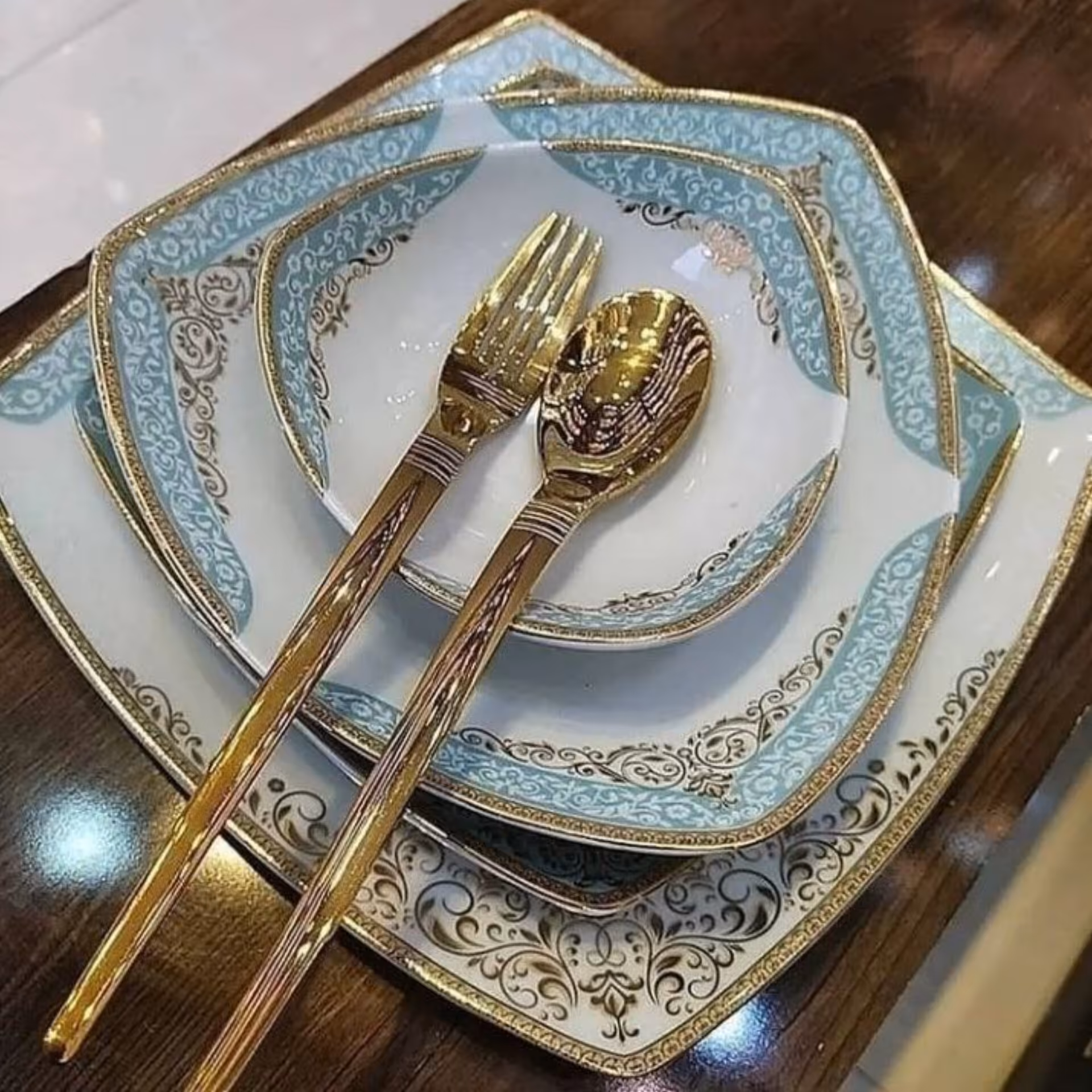 سرویس چینی پردیس طرح  دنیا فیروزه ای  30 پارچه
