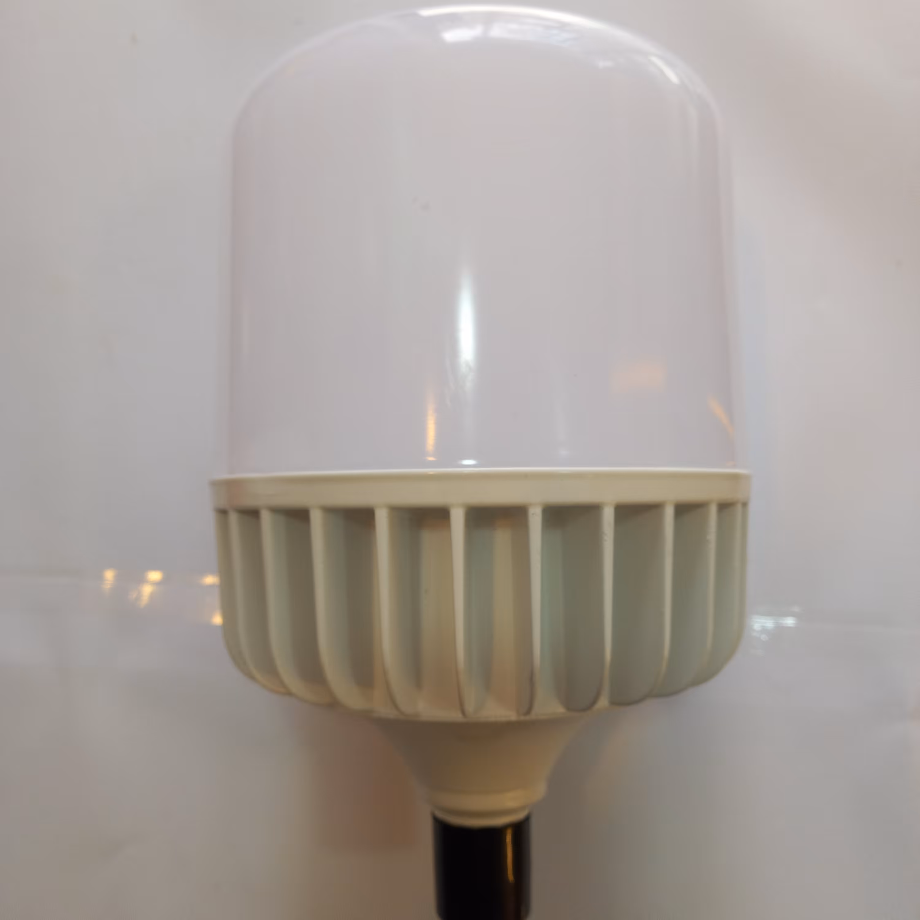 لامپ 100 وات برند PGT دارای 18 ماه گارانتی تعویض و دارای رنگ سفید