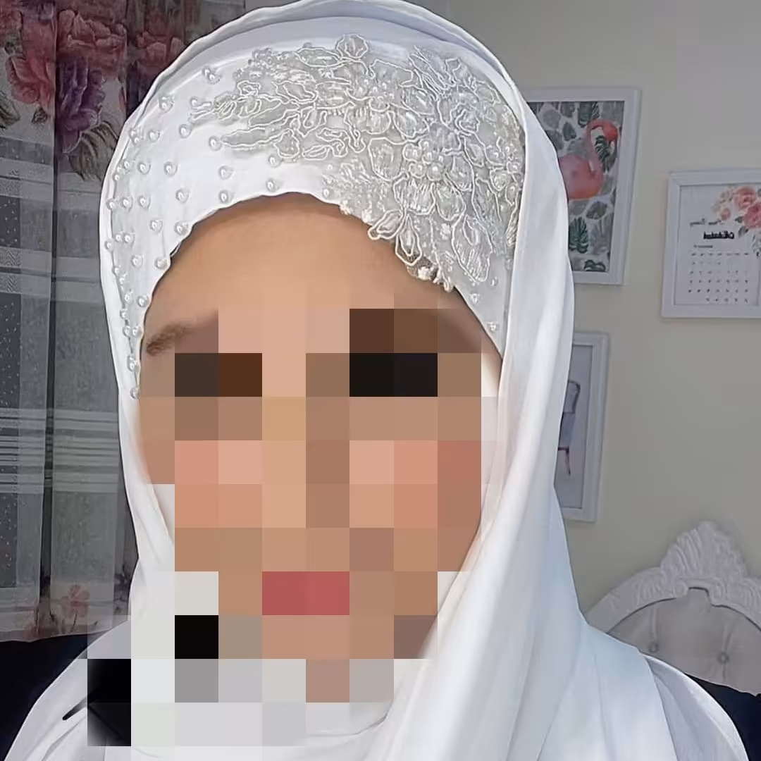 هد شال مجلسی روی قسمتی از دانتل کار شده است. دانتل موجود با دانتل عکس محصول متفاوت است.