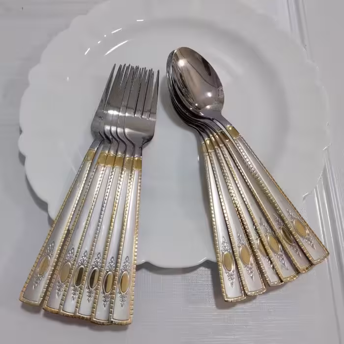 قاشق غذاخوری و چنگال غذا خوری دسته طلایی6 عدد قاشق و6عدد چنگال مارک یونیک لایف  Unique life  و ضخامت3میل.قاشق دور طلایی 