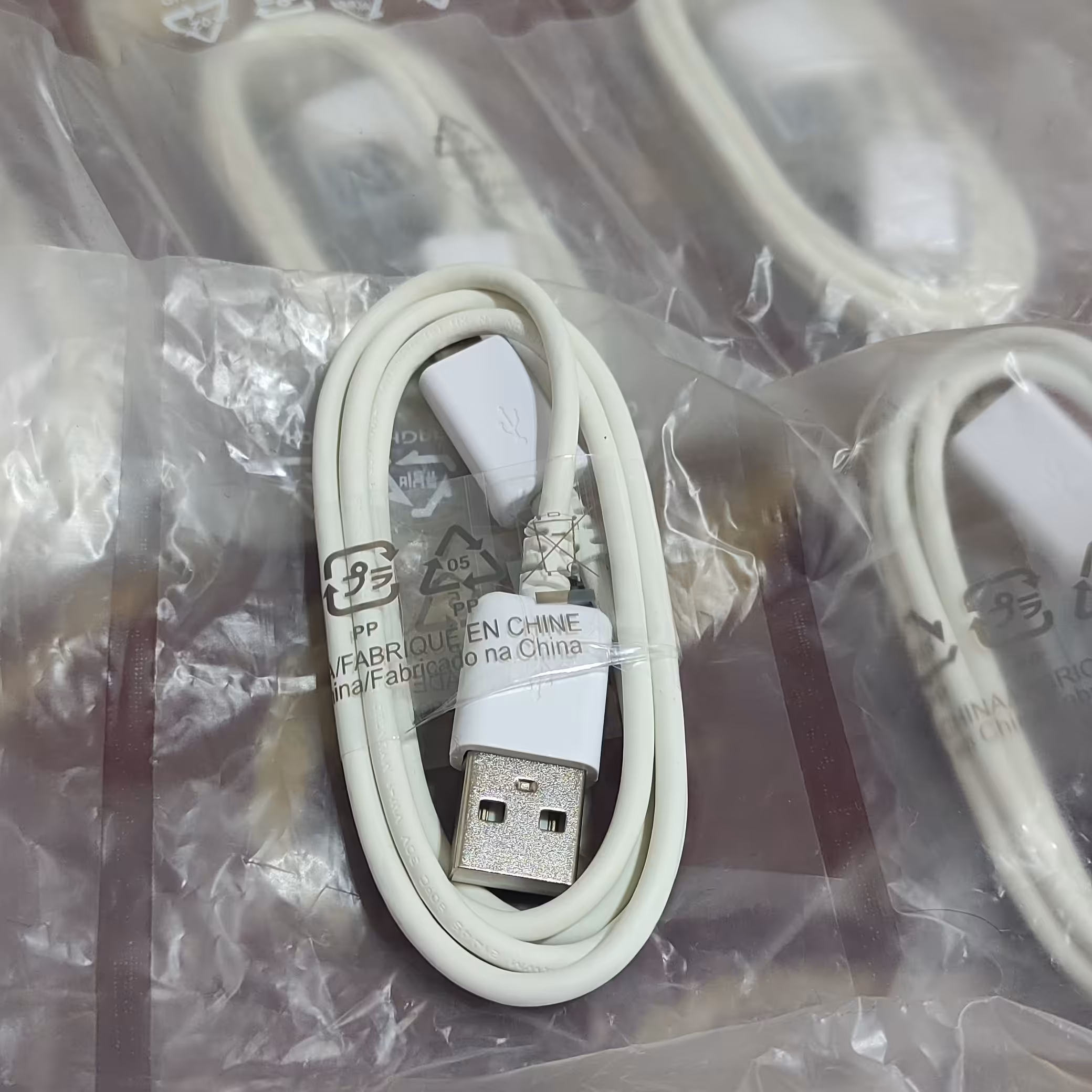 سیم شارژر میکرو اصلی سامسونگ سفید رنگ 70 سانتی متر طول مناسب برای انواع گوشی های سامسونگ شیائومی و هواوی با درگاه میکرو 