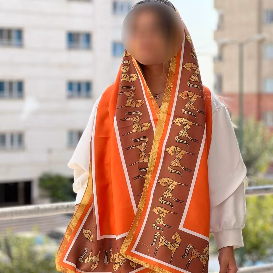 شال نارنجی طرح اسب نخی کجراه پاییزه اعلا کیفیت درحدشال اورجینال وارداتی 