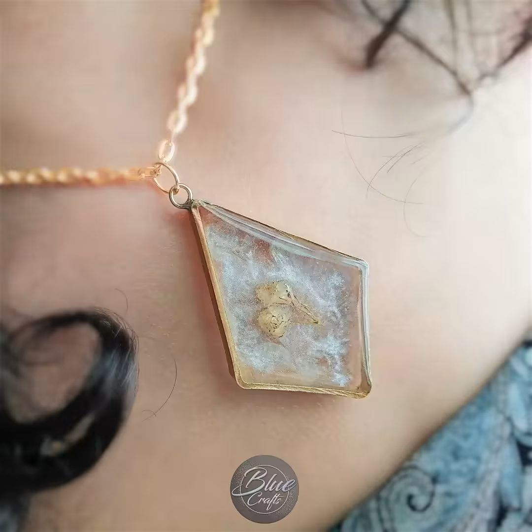 گردنبند گل عروس جاویدان رزینی با زنجیر 60 سانتی