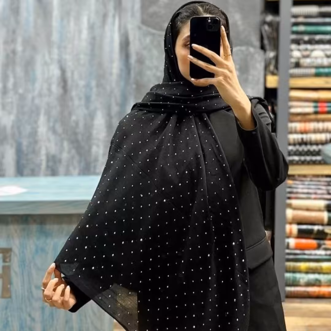 روسری نگین دار وال اسلپ مناسب اربعین (خیلی خنکه) دو رنگ نقره و مشکی دارد