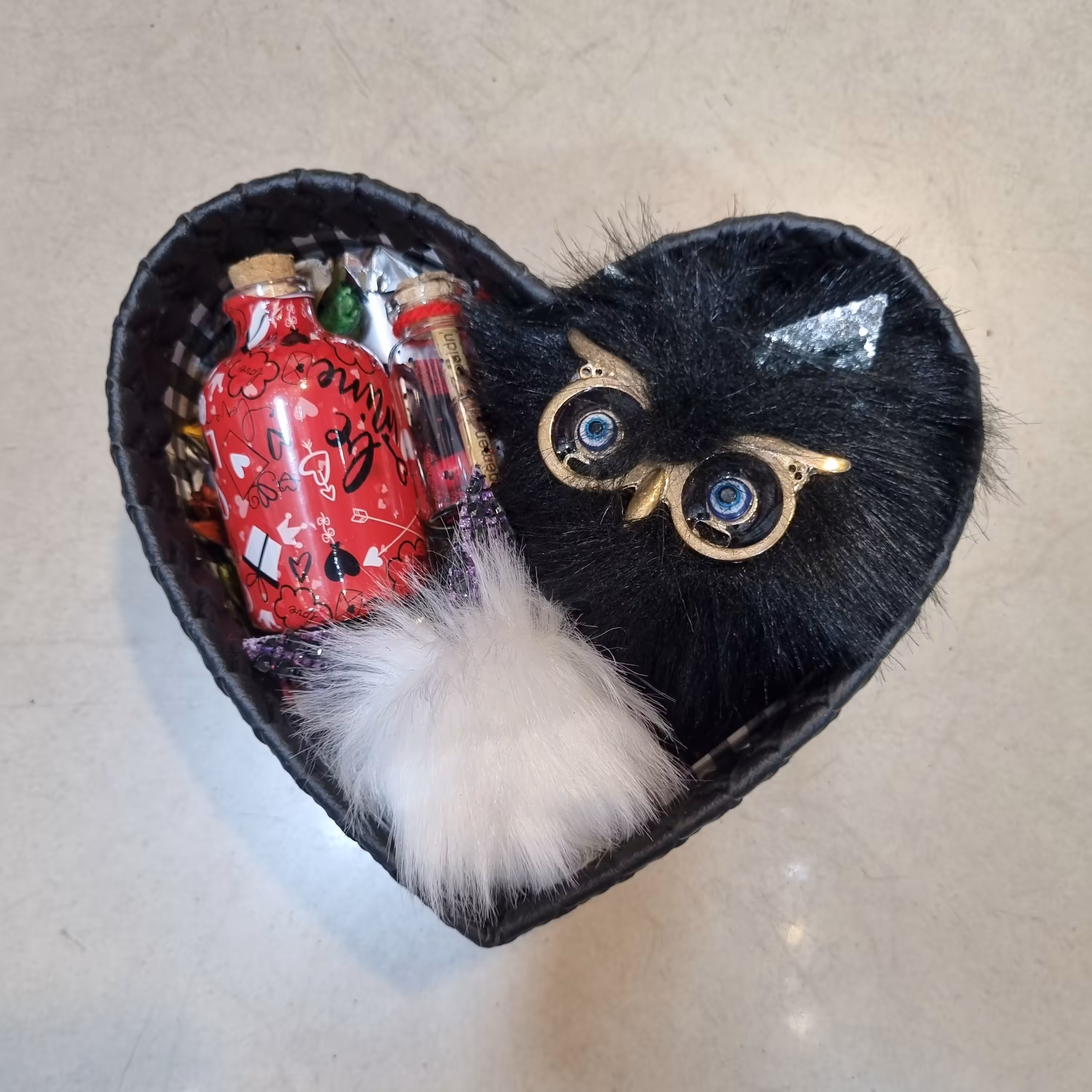 باکس هدیه(دسته کلید یا آویز کیف جغدی.  پاپ سوکت پشمالو. کپسول عشق. اسمارتیز 