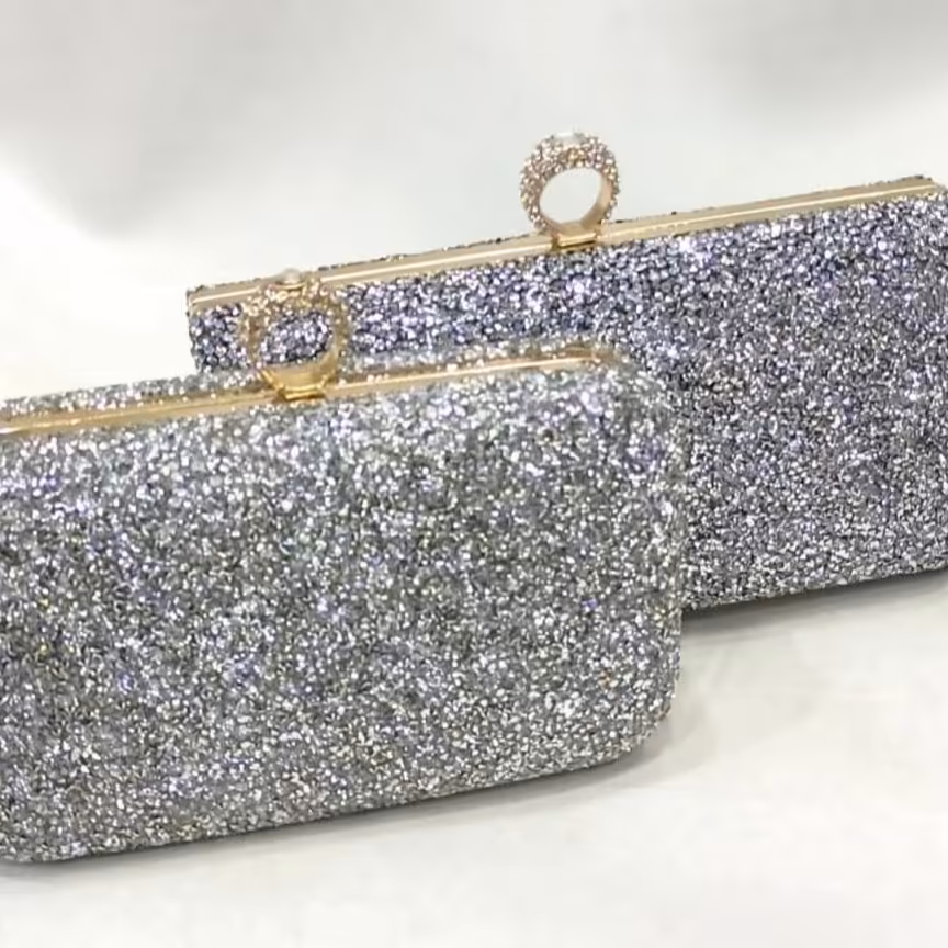 کیف مجلسی. زیبا و شیک. تمام نگین نقره ای در دو مدل انگشتری با زنجیر.سایز 13*23کتابی گوشی جا میشه. سایز12*22 گوشی جا میشه