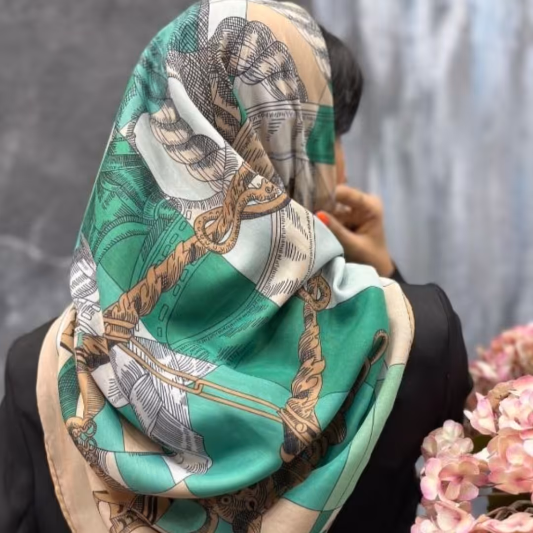 روسری سوپرنخ رنگ زمینه سبز قواره 120 دوردوخت باایستایی عالی خنک ولطیف وسبک مناسب بهارو تابستان
