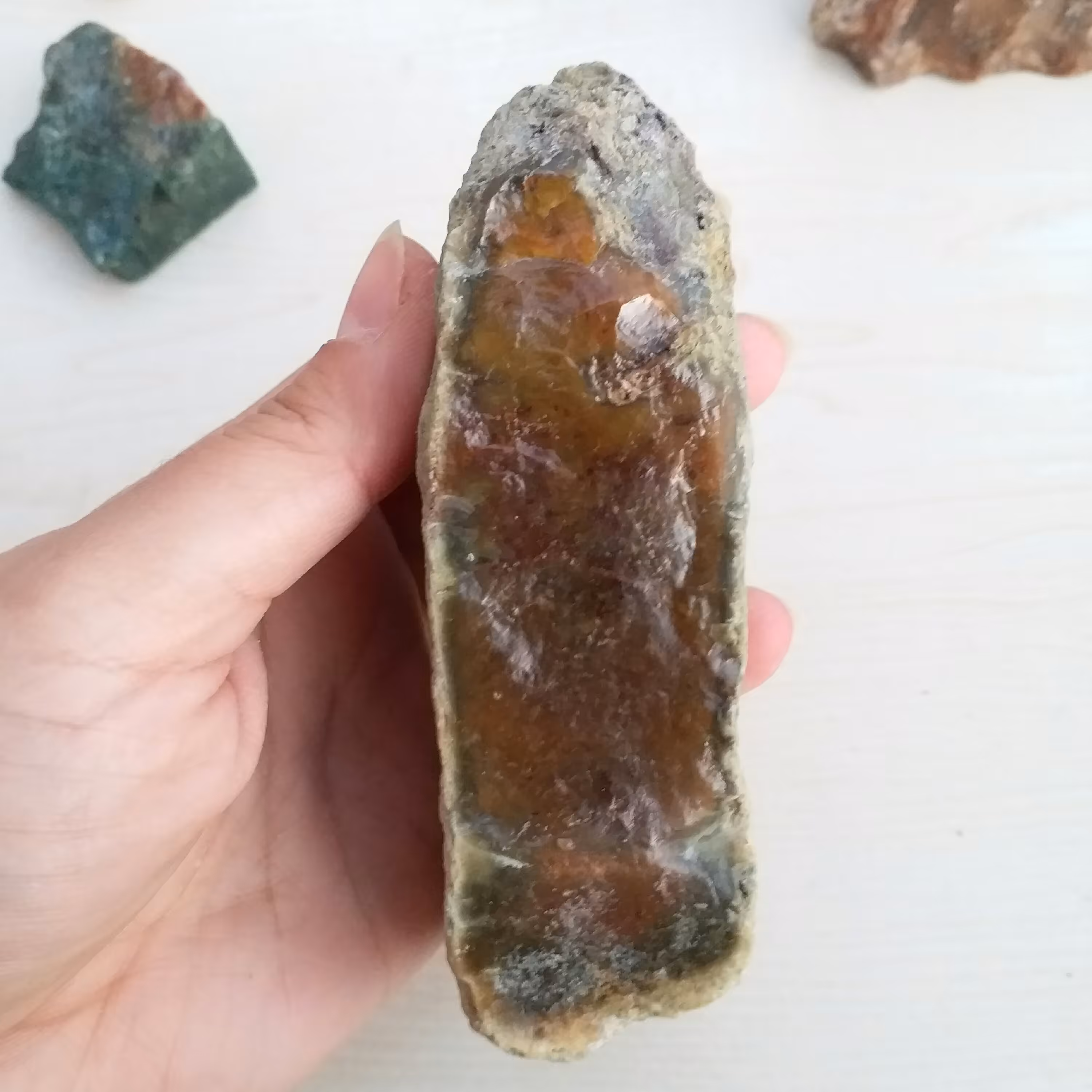 یک تکه سنگ عقیق روغنی و خره ای جاسپر معدنی و اصل با خواص بسیار مناسب دکور و رومیزی با طول 10.5 سانت