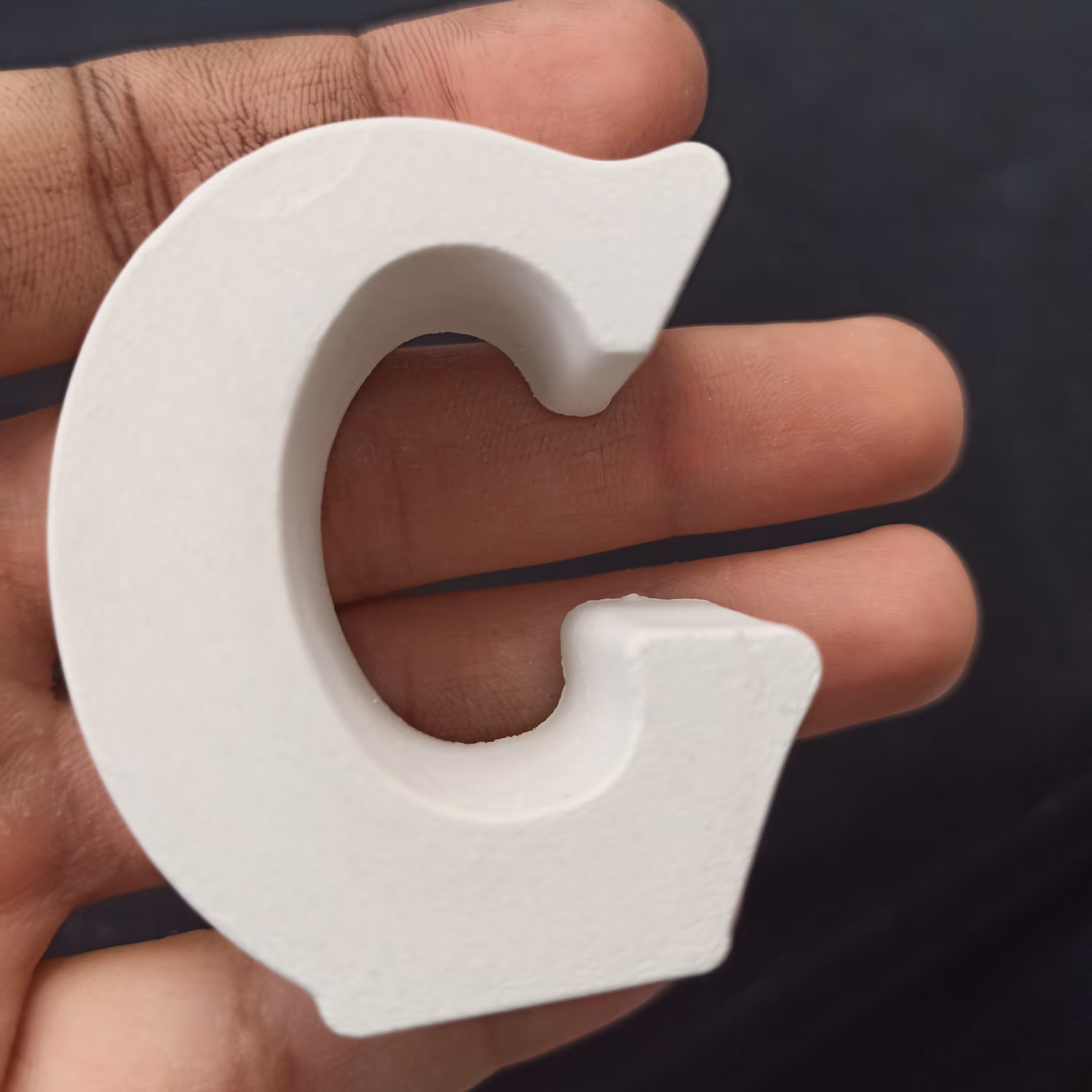 بیس خام حرف C ، فونت رومی بزرگ ، جنس بتنی سنگی ، ضخامت 2 سانتی متر ، ارتفاع 5.5 سانتی متر