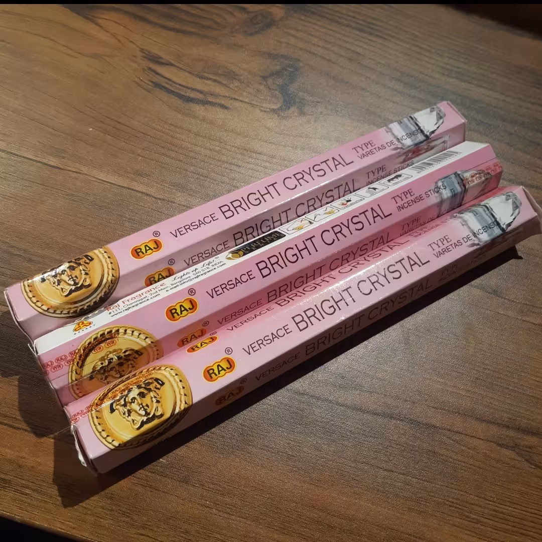 عود ورساچه صورتی رایحه ادکلنی و شیرین برند شرکت راج بسته 20 عددی