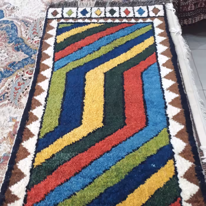 گبه دستباف بختیاری با پشم دستریس و رنگ کاملا گیاهی 