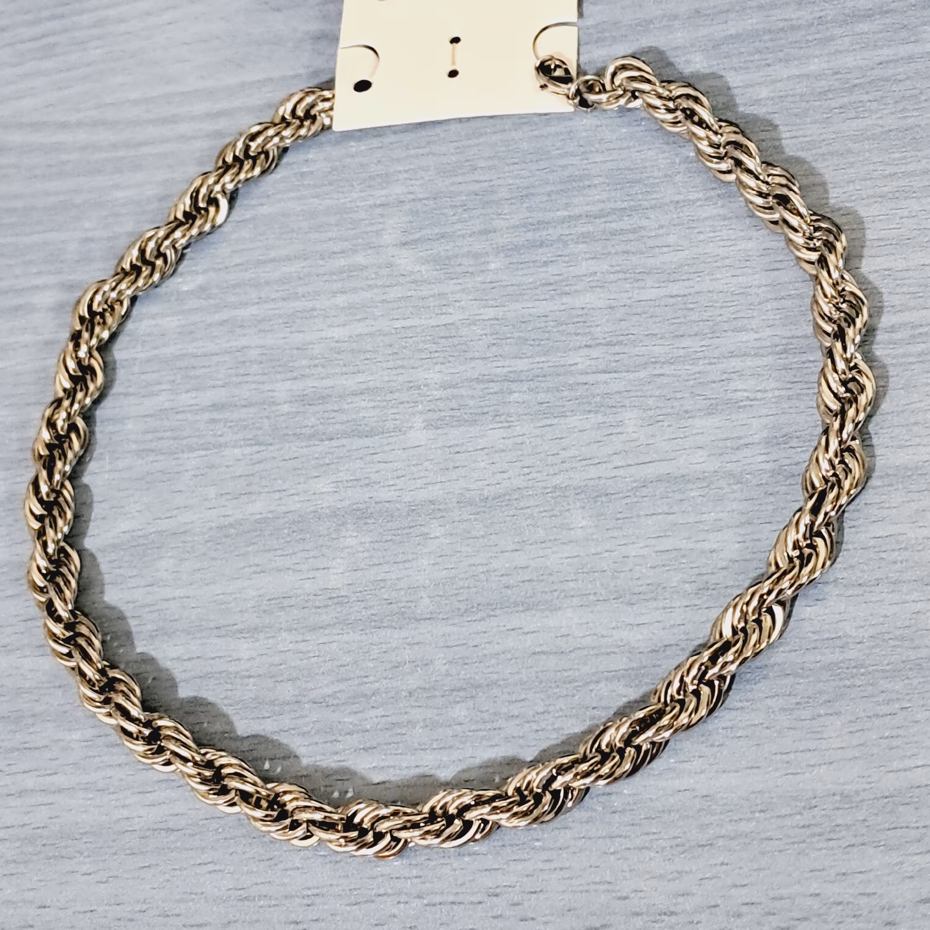 زنجیز پیچ در پیچ بسیار زیبا از جنس بدلیجات وارداتی نیاز به مراقب دارد...روزانه بدلیجات 50 درصد تخفیف رو استوری میکنیم.