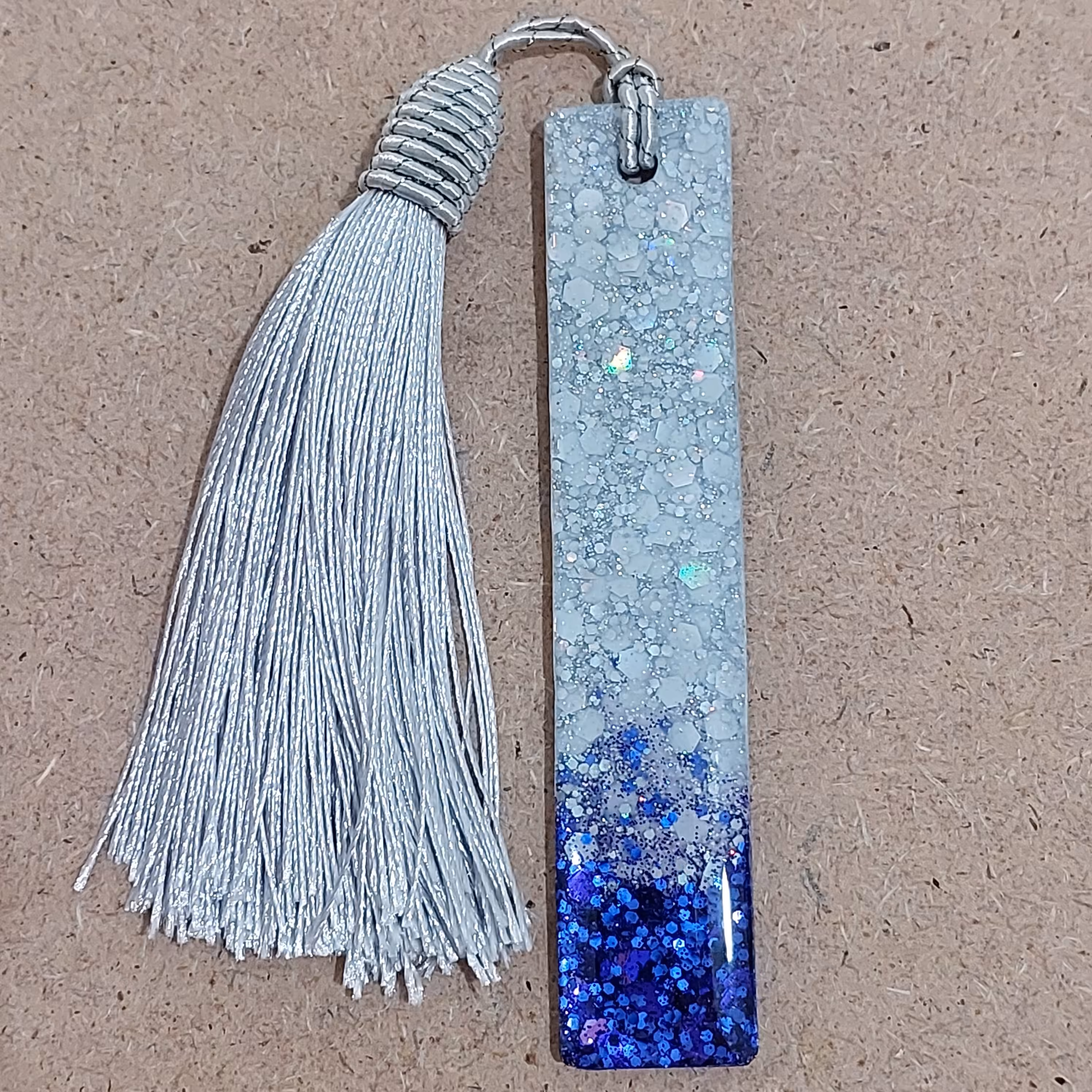 نشانگر کتاب رزینی رنگ بنفش و نقر های اکلیلی با آویز  ابریشمی 